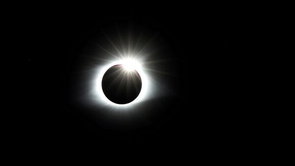 Эффект бриллиантового кольца во время полного солнечного затмения в Теннесси, США - Sputnik Грузия