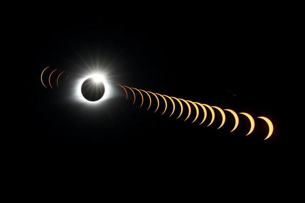 Серия снимков, объединенных в одно изображение, была сделана в штате Теннесси, США, во время наблюдения за полным солнечным затмением, создавшим эффект бриллиантового кольца - Sputnik Грузия