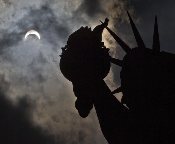 მზის ნაწილობრივი დაბნელება თავისუფლების ქანდაკების თავზე ნიუ-იორკში - Sputnik საქართველო