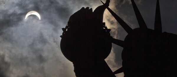 Частичное солнечное затмение над Статуей Свободы в Нью-Йорке - Sputnik Грузия