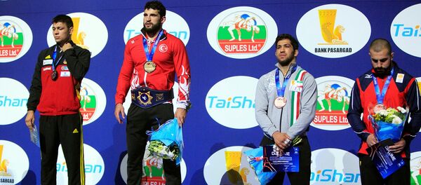 Грузинский борец греко-римского стиля Роберт Коблиашвили - крайний на подиуме - Sputnik Грузия