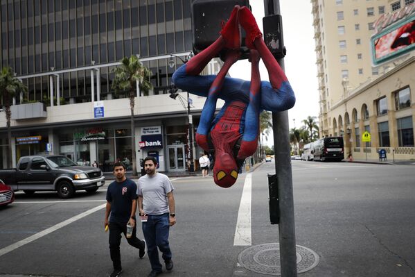 Рашад Рауз висит вверх ногами на светофоре в костюме Человека-паука, чтобы привлечь к себе внимание туристов на Голливудском бульваре, Лос-Анжелес - Sputnik Грузия