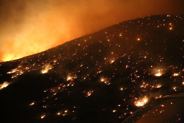 Склон горы с горящими деревьями выглядел так, как будто тут произошло извержение вулкана - Sputnik Грузия
