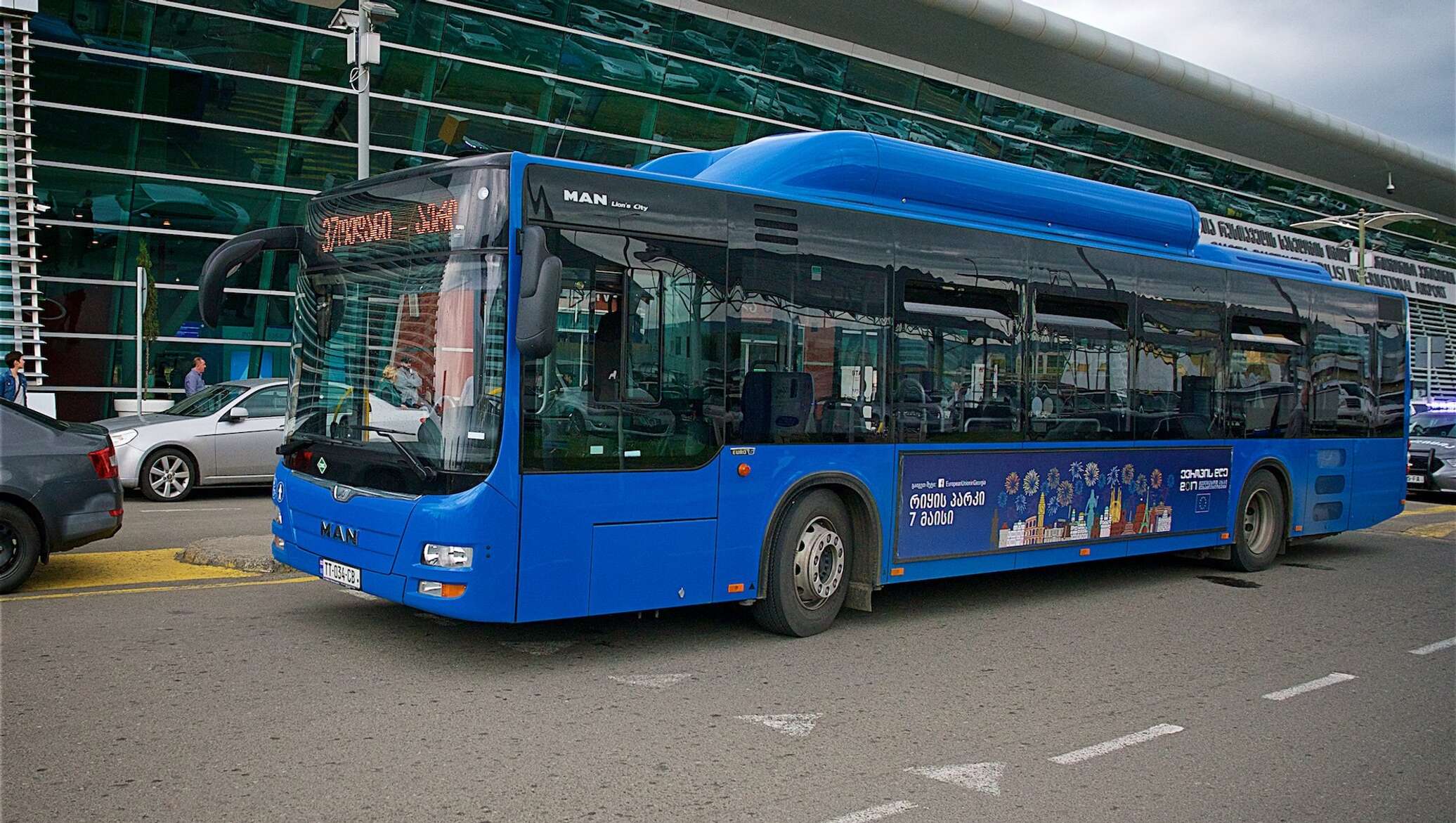 Синий автобус. Автобус ман синий. Синий американский автобус. Автобус синий 120. Газовый автобус man.