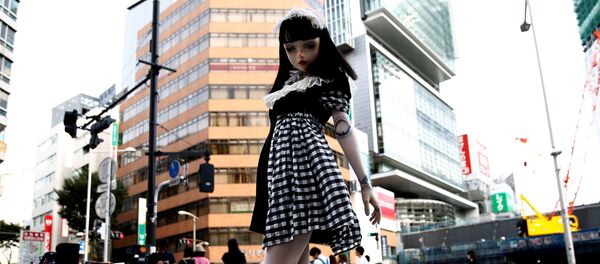 Модель «Кукла» Лулу Хашимото позирует фотографу Модель «Кукла» Лулу Хашимото позирует фотографу - Sputnik Грузия