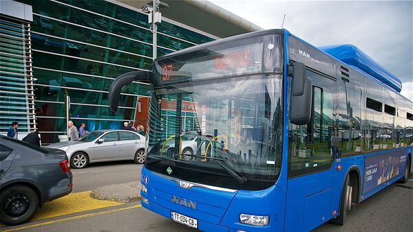 Новый синий рейсовый автобус MAN в тбилисском аэропорту - Sputnik Грузия