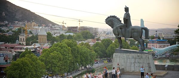 Туристы смотрят на Тбилиси со смотровой площадки у памятника царю Вахтангу Горгасали - Sputnik Грузия