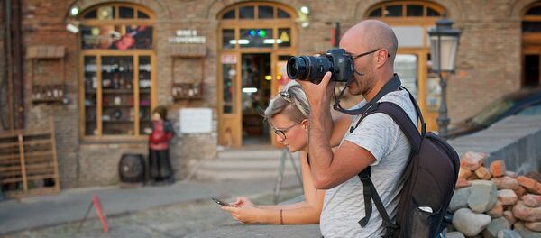 Туристы со смотровой площадки фотографируют Тбилиси - Sputnik Грузия