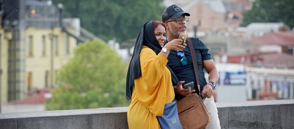 Туристы с Ближнего Востока снимают селфи на фоне грузинской столицы - Sputnik Грузия