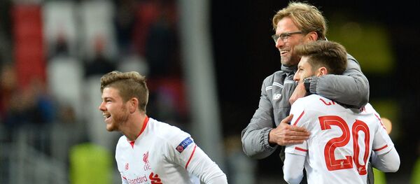 Игроки Ливерпуля Альберто Морено (слева), Адам Лаллана и главный тренер ФК Ливерпуль Юрген Клопп - Sputnik Грузия