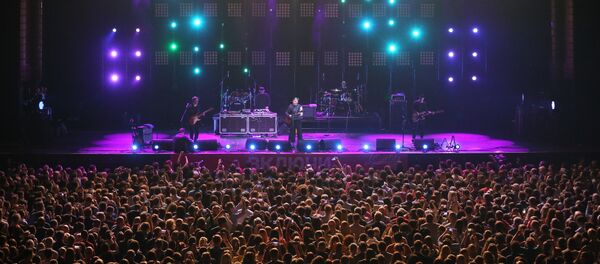 Лидер группы Мумий Тролль Илья Лагутенко выступает на концерте Лидер группы Мумий Тролль Илья Лагутенко выступает на концерте - Sputnik Грузия