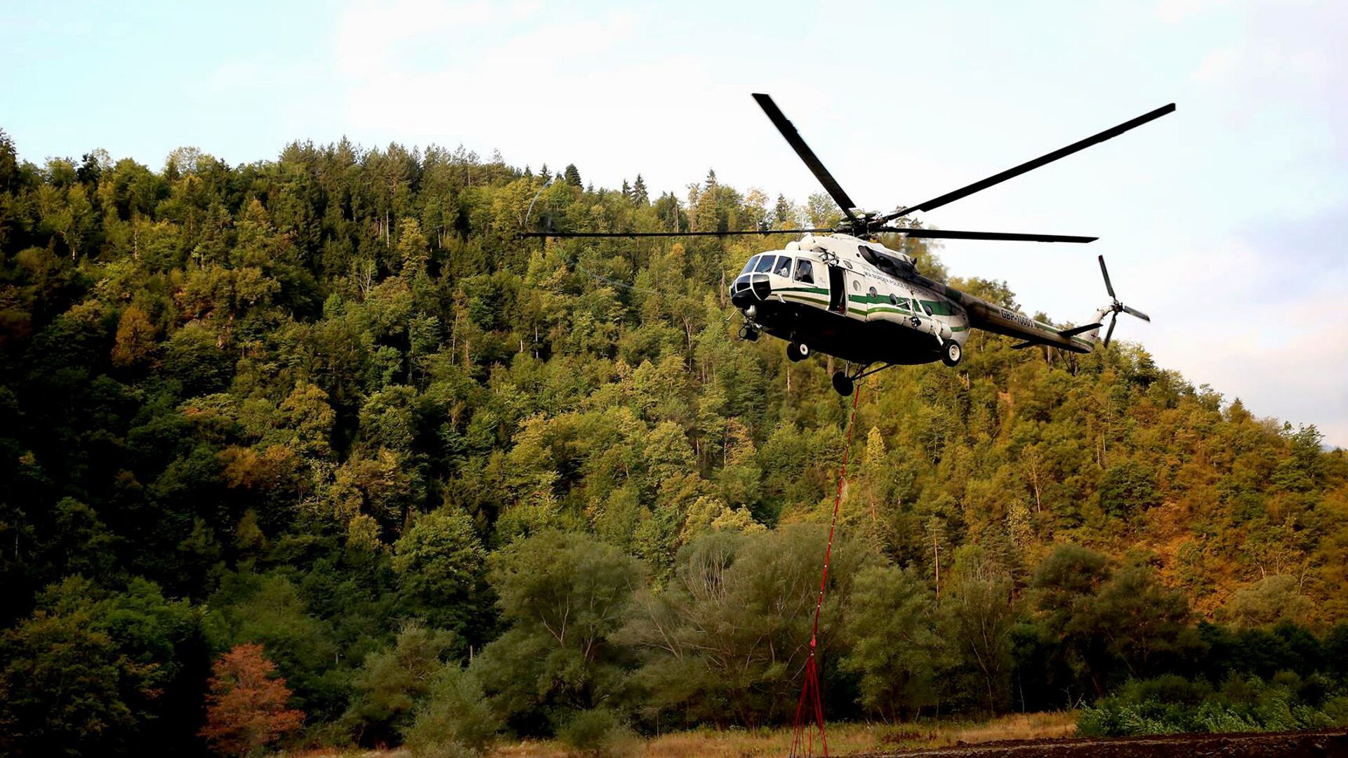 Вертолет Ми-8 МВД Грузии забирает воду в реке для тушения пожара в Боржоми-Харагаульском лесу - Sputnik Грузия, 1920, 21.08.2022