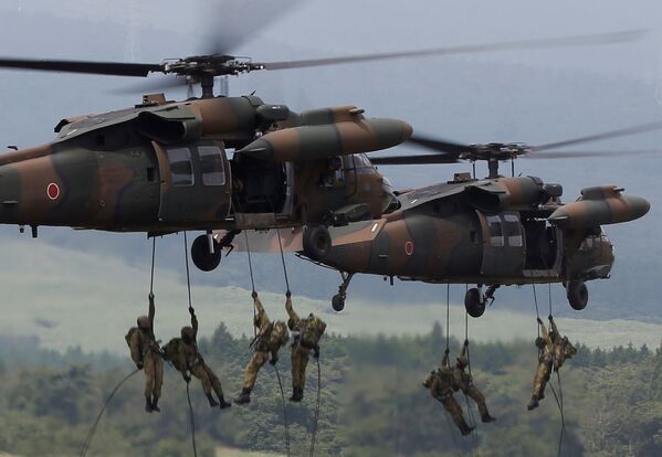 იაპონელი ჯარისკაცები ეშვებიან ვერტმფრენიდან Black Hawk UH-60 ყოველწლიური ვარჯიშისას ფუძის მთებთან - Sputnik საქართველო
