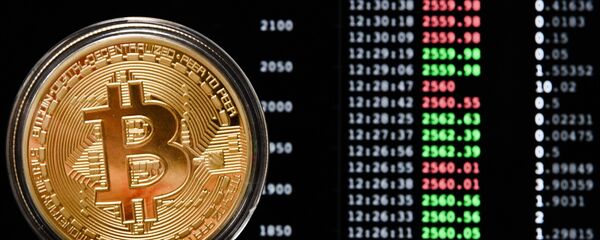 Сувенирная монета криптовалюты биткоин в MaRSe Bitcoin Center в Москве - Sputnik Грузия