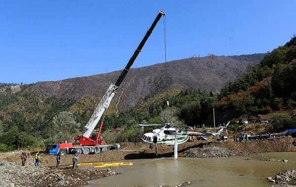 Вертолет Ми-8 извлекли из водоема реки Гуджарула в Боржоми-Харагаульском лесу - Sputnik Грузия