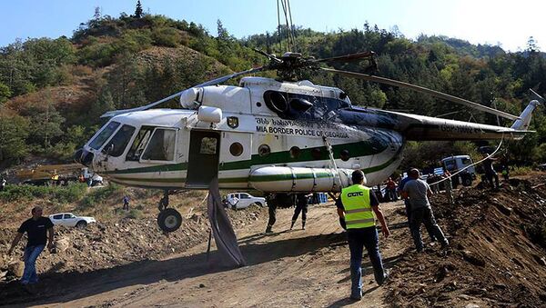 Вертолет Ми-8 пограничной полиции МВД Грузии, который упал в воду во время тушения пожара в Боржоми-Харагаульском лесу - Sputnik Грузия