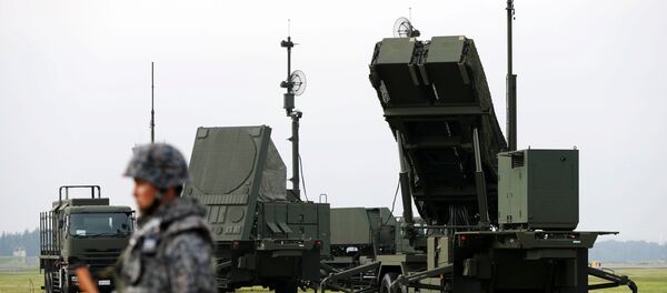 Солдат Японии принимает участие в тренировке для мобилизации своего ракетного подразделения Patriot Advanced Capability-3 (PAC-3) в ответ на недавний запуск ракеты Северной Кореей на авиабазе ВВС США Солдат Японии принимает участие в тренировке для мобилизации своего ракетного подразделения Patriot Advanced Capability-3 (PAC-3) в ответ на недавний запуск ракеты Северной Кореей на авиабазе ВВС США - Sputnik Грузия