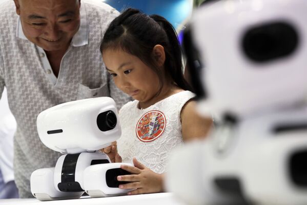 ჩინეთში გაიხსნა რობოტების მსოფლიო კონფერენცია. კონფერენციაზე მსოფლიოს წამყვანი მწარმოებლებისა და სამეცნიერო-კვლევითი ინსტიტუტები უჩვენებენ საკუთარ ბოლო მიღწევებს რობოტექნიკაში - Sputnik საქართველო