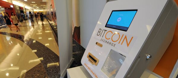 Биткоин-банкомат Bitcoin ATM по купле-продаже цифровой валюты в торговом центре в Сингапуре - Sputnik Грузия