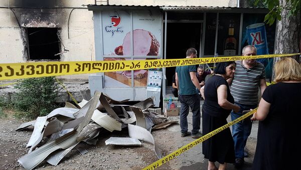Владельцы и сотрудники магазина, пострадавшего в результате взрыва, обсуждают ЧП с очевидцами - Sputnik Грузия