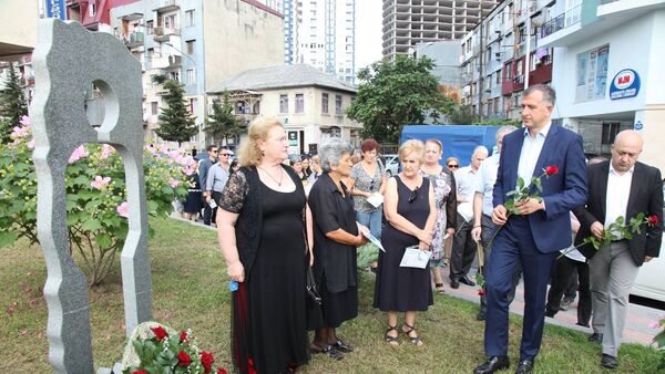 Глава правительства Аджарии Зураб Патарадзе возложил цветы к монументу в сквере, посвященном памяти без вести пропавших - Sputnik Грузия