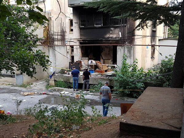 От огня и взрыва также сильно пострадала квартира на втором этаже жилого дома - Sputnik Грузия