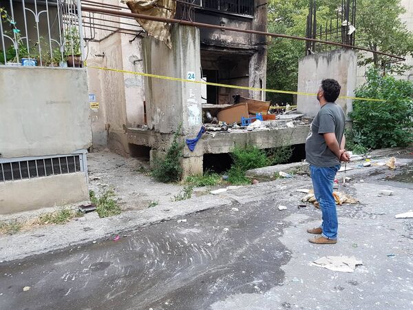 Один из жильцов дома осматривает разрушенную в результате взрыва квартиру - Sputnik Грузия