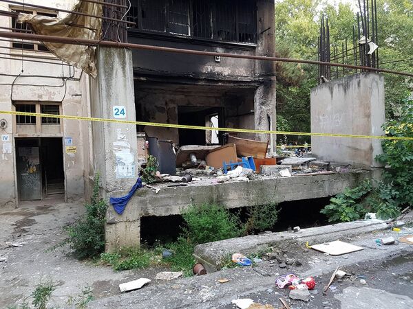 Взрыв и начавшийся затем пожар фактически уничтожили жилые комнаты в квартире на первом этаже жилого многоквартирного дома на улице Кавтарадзе - Sputnik Грузия