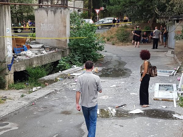 Двор жилого дома, где произошел взрыв природного газа - после ЧП полиция пропускала на оцепленную территорию только жильцов - Sputnik Грузия