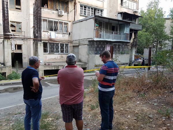 Жильцы соседнего дома обсуждают взрыв газа в жилой квартире в доме напротив - Sputnik Грузия