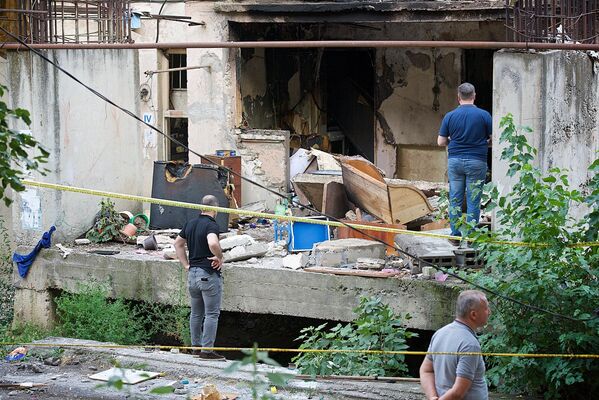 В результате взрыва в жилом доме на улице Кавтарадзе в Тбилиси был ранен один человек, который с ожогами был доставлен в больницу. Он находился в квартире, где произошел взрыв, и в момент ЧП был в ванной комнате, что спасло ему жизнь - Sputnik Грузия