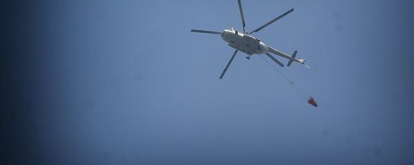 Вертолет тушит пожар в лесу близ курорта Абастумани  - Sputnik Грузия