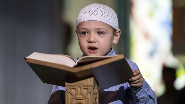 Мальчик читает Коран - Sputnik Грузия