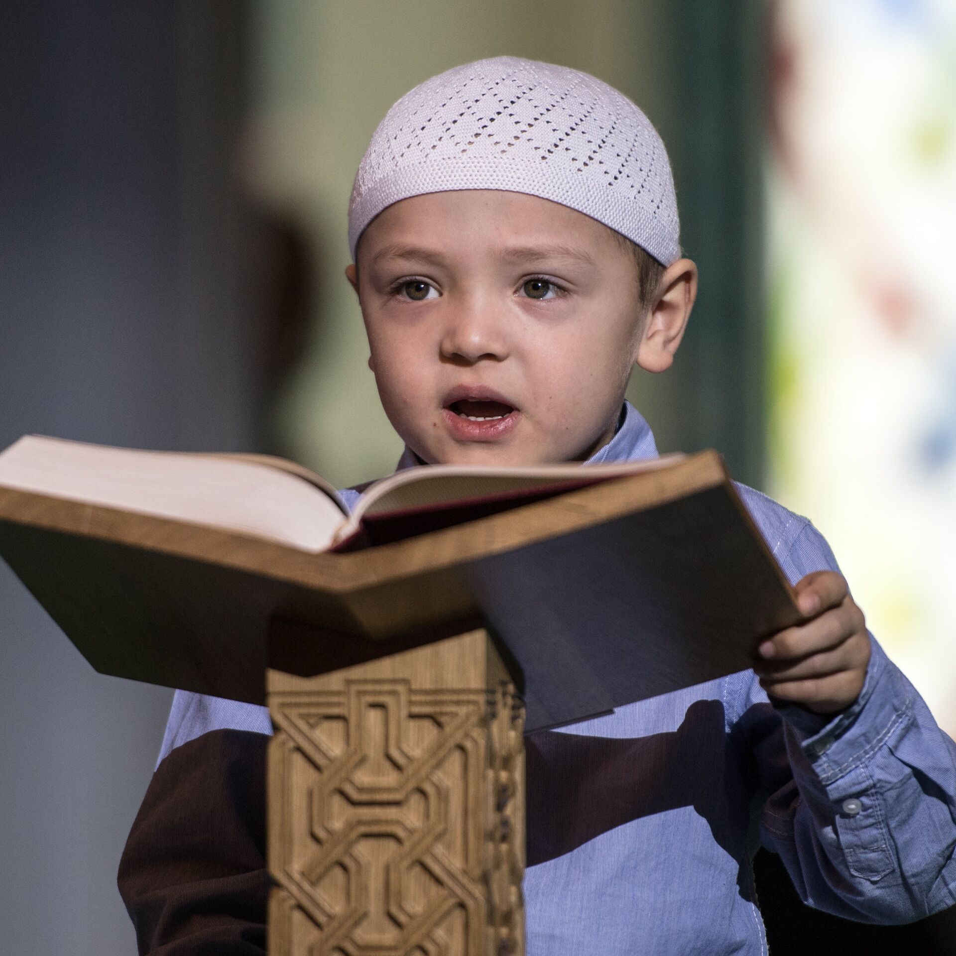 Маленькие чтецы. Чтецы Корана. Дети читают Коран. Коран читать. Мальчик читает Коран.