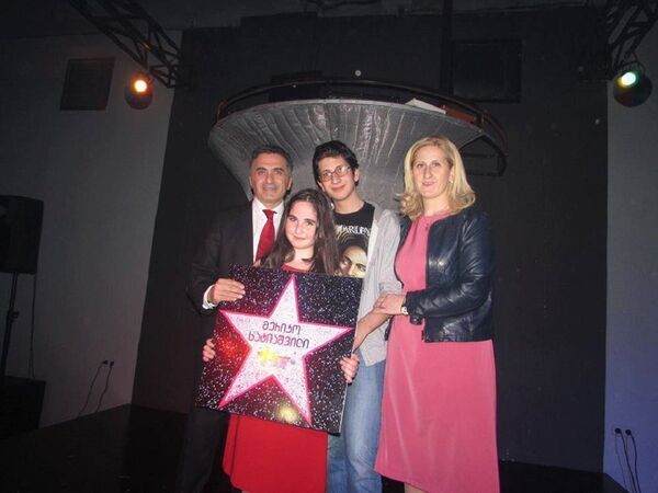 ლუკა მშობლებთან და დასთან ერთად ლუკა მშობლებთან და დასთან ერთად - Sputnik საქართველო