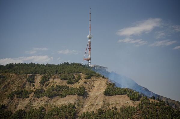 Дым над горой был виден практически со всего города - Sputnik Грузия