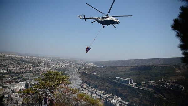 GEO VERSION вертолет тушил пожар в Тбилиси: кадры пожара на Мтацминда - Sputnik Грузия