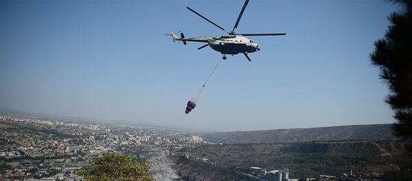 GEO VERSION вертолет тушил пожар в Тбилиси: кадры пожара на Мтацминда GEO VERSION вертолет тушил пожар в Тбилиси: кадры пожара на Мтацминда - Sputnik Грузия