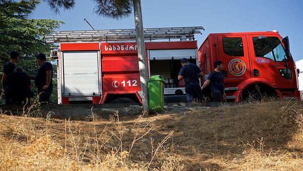 Пожарная машина на месте ликвидации очага возгорания - Sputnik Грузия