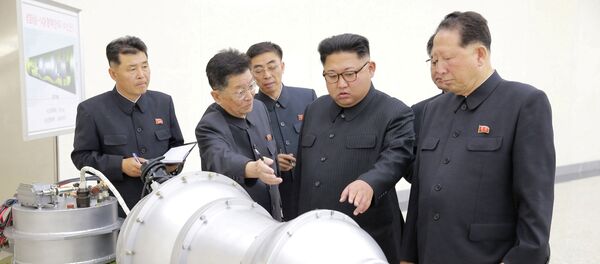 Ким Чен Ын рассматривает ракету при испытаниях ядерного оружия Ким Чен Ын рассматривает ракету при испытаниях ядерного оружия - Sputnik Грузия