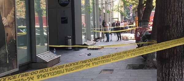 Оцепленное полицейской лентой место, где мужчина ранил свою бывшую супругу - Sputnik Грузия