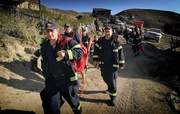 Спасатели и пожарные также участвуют в работах, направленных на локализацию пожара и принимают меры, чтобы не допустить дальнейшего распространения лесного пожара - Sputnik Грузия