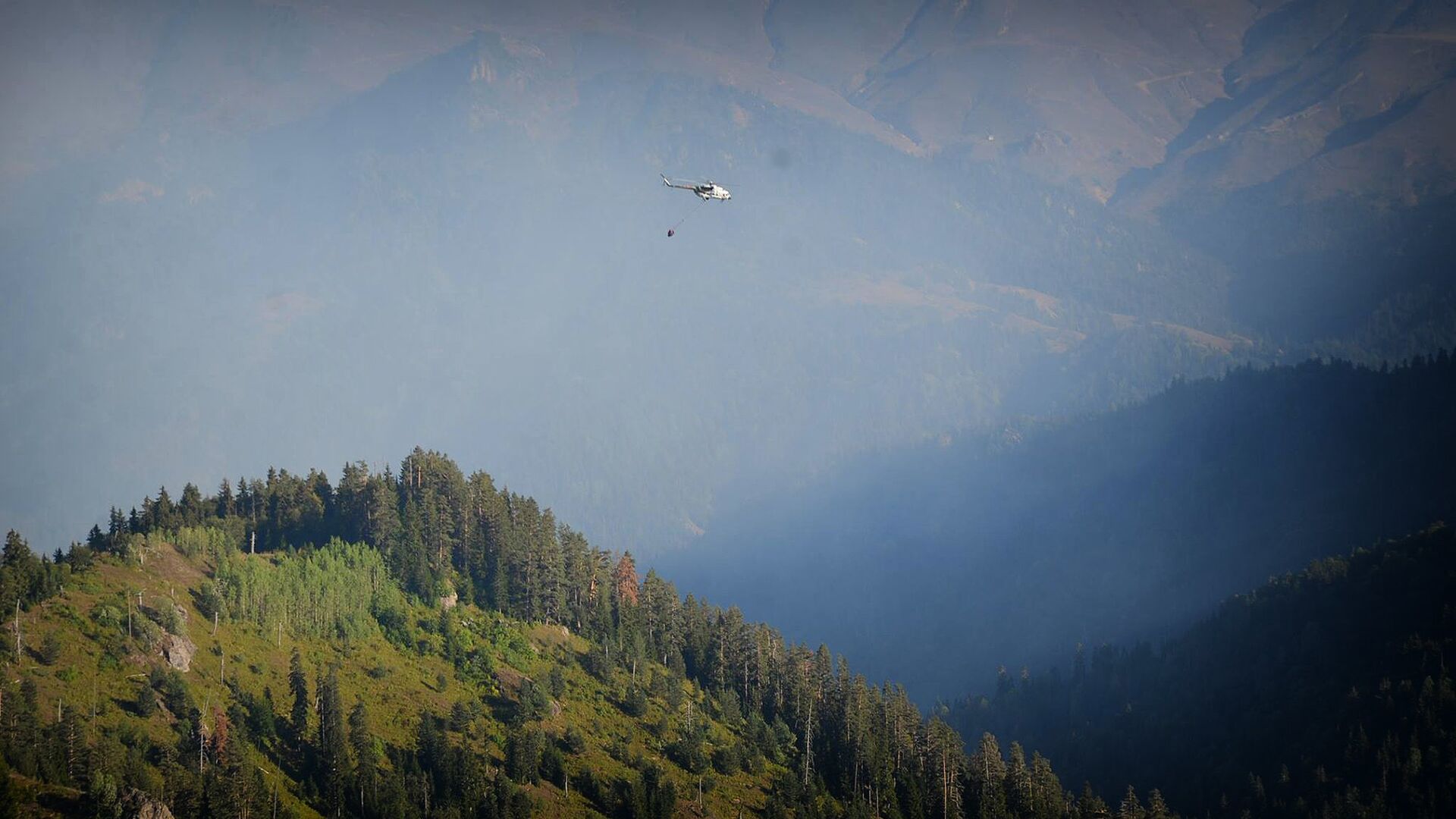 Вертолет участвует в тушении лесного пожара в высокогорной Аджарии - Sputnik Грузия, 1920, 22.09.2022