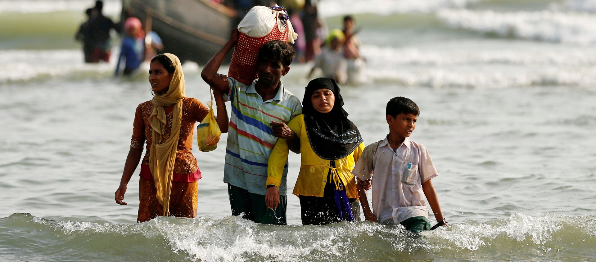 Беженцы из Мьянмы выходят на берег со своими вещами после пересечения границы Бангладеш-Мьянма на лодке через Бенгальский залив - Sputnik Грузия, 1920, 07.09.2017