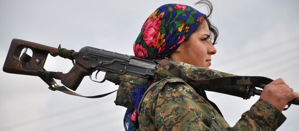 Курдская женщина-боец из Женского Отряда Сопротивления в тренировочном лагере около турецко-сирийской границы - Sputnik Грузия