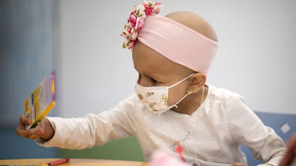 Ребенок с онкологическим заболеванием в больничной палате - Sputnik Грузия