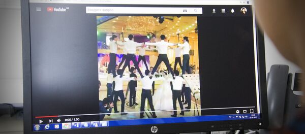 Девушка смотрит на YouTube ролик с армянским танцем  - Sputnik Грузия