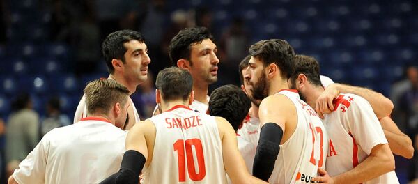Баскетболист Заза Пачулия в окружении игроков сборной Грузии по баскетболу Баскетболист Заза Пачулия в окружении игроков сборной Грузии по баскетболу - Sputnik Грузия