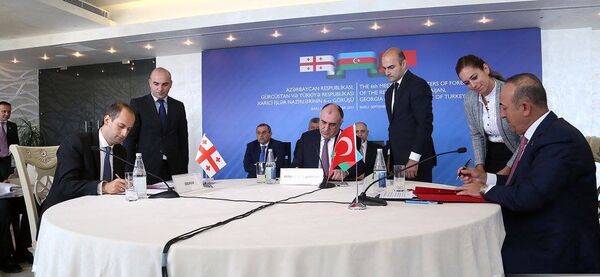 Главы МИД Грузии, Азербайджана и Турции Михаил Джанелидзе, Эльмар Мамедъяров и Мевлют Чавушоглу подписали документы трехстороннего сотрудничества Главы МИД Грузии, Азербайджана и Турции Михаил Джанелидзе, Эльмар Мамедъяров и Мевлют Чавушоглу подписали документы трехстороннего сотрудничества - Sputnik Грузия