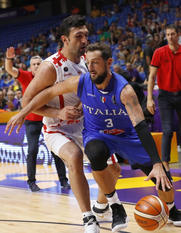 Заза Пачулия в ходе матча между сборными Грузии и Италии по баскетболу пытается остановить атаку итальянского баскетболиста Марко Белинелли - Sputnik Грузия